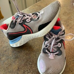 Womens Nike Renew Run (7.5)